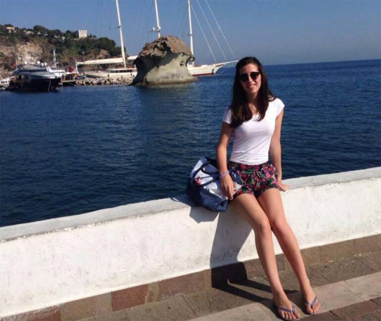 Santa Maria la Carità piange la giovane ingegnere trovata morta in casa a Livorno