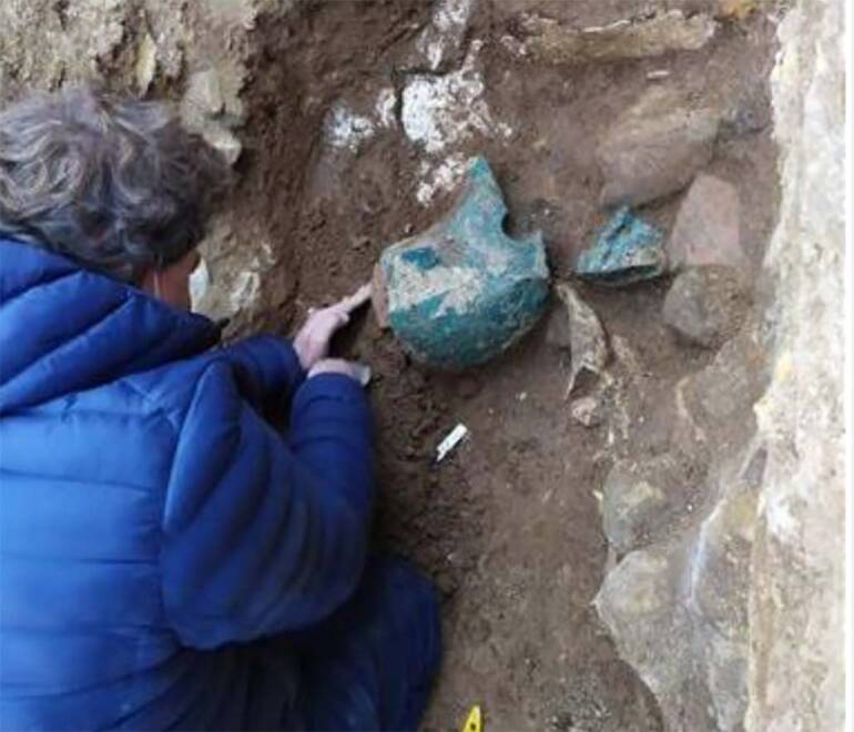 Scoperta a Velia, elmi e armi della battaglia di Alalia