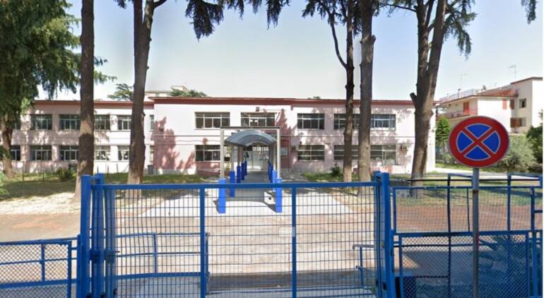 Atti vandalici nella scuola di Pomigliano: il plesso resta chiuso