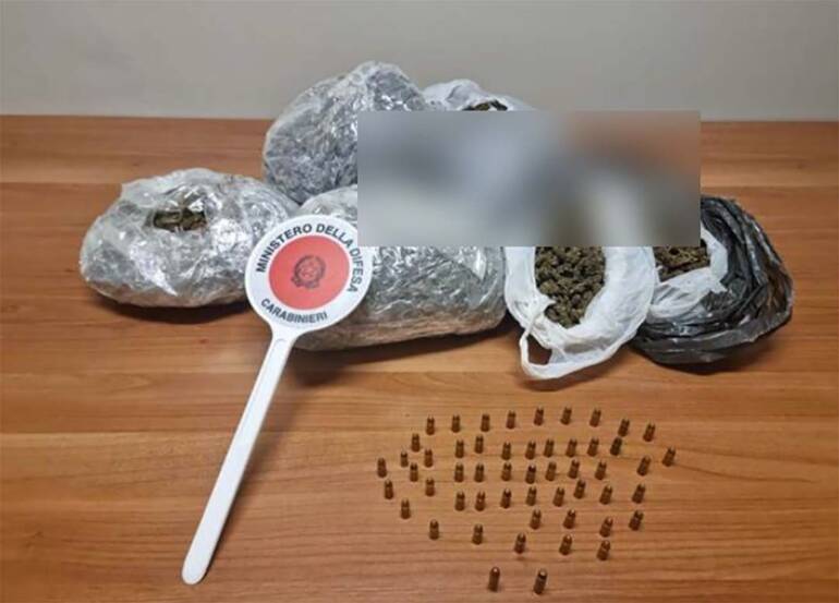 Aversa, beccati con 5 Kg. di erba e una sessantina di proiettili: 4 arresti