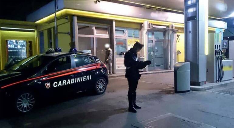 Bomba esplode vicino a un distributore di benzina a Pompei, indagini in corso