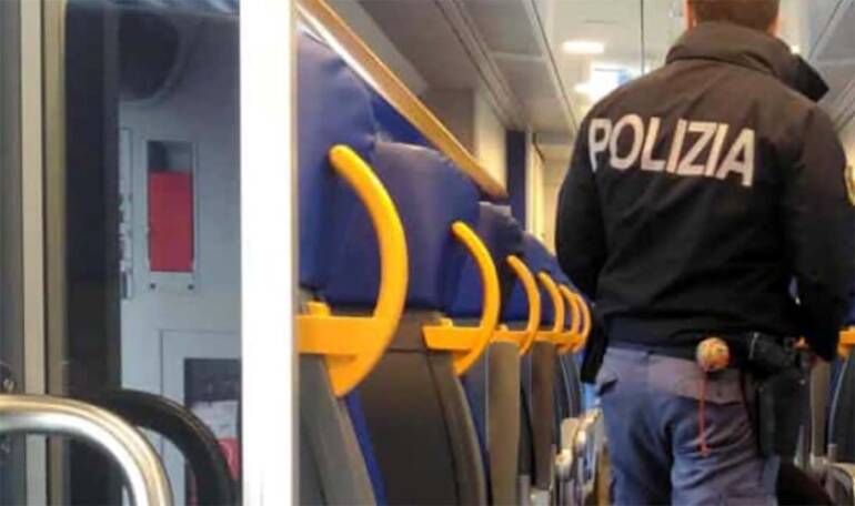 Prende a bottigliate un giovane e lo rapina: 24enne arrestato mentre sale sul treno a Caserta