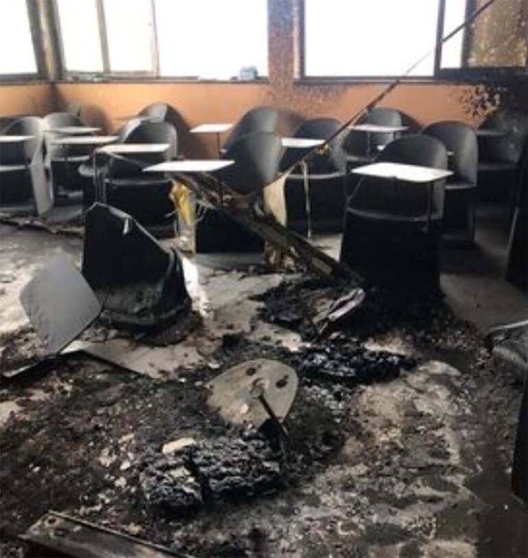 Capua, incendio al liceo Garofano domato: ma aula distrutta