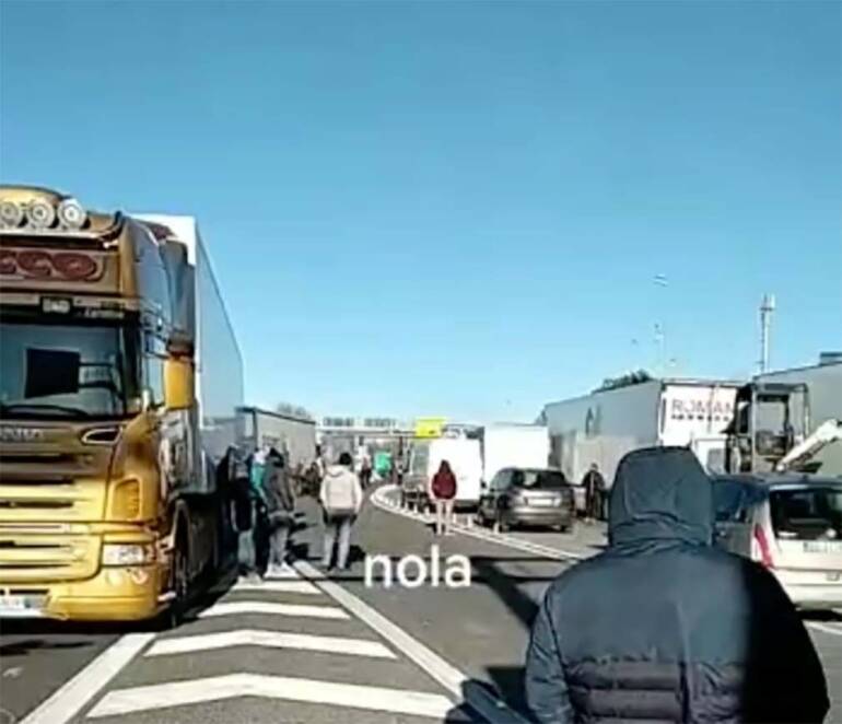 Caro carburanti: ‘blocchi mobili’ su A1 nel Casertano