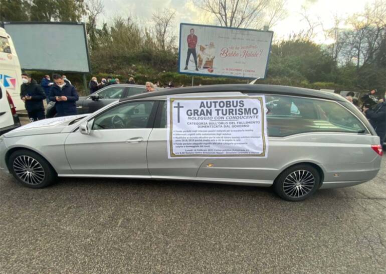 Carro funebre apre protesta autobus gran turismo a Napoli
