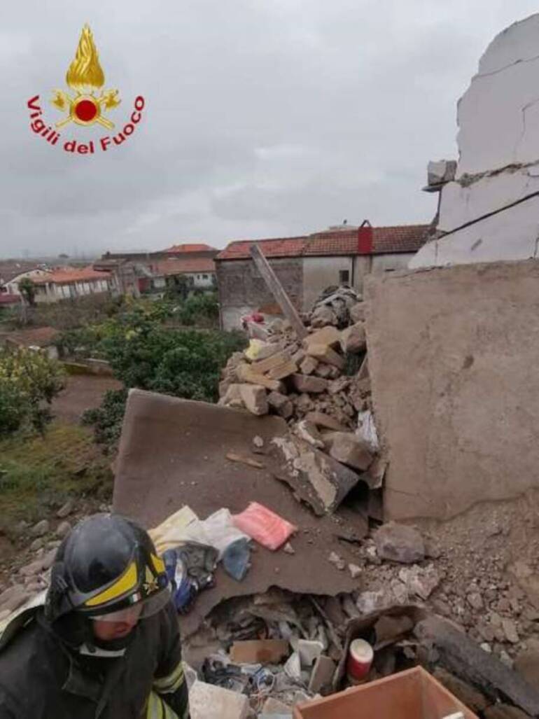 caserta crolla edificio