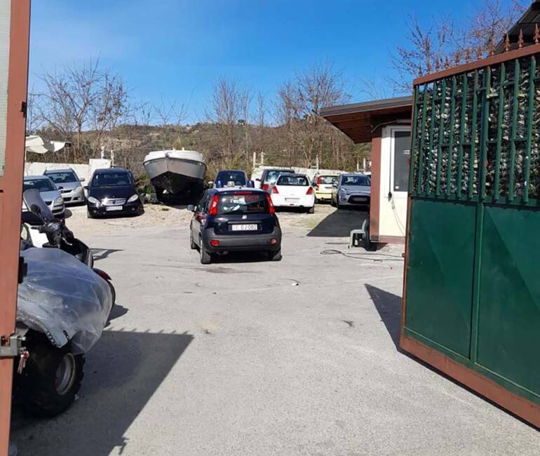 Napoli, scoperto a Pianura deposito di auto e motoscafi rubati