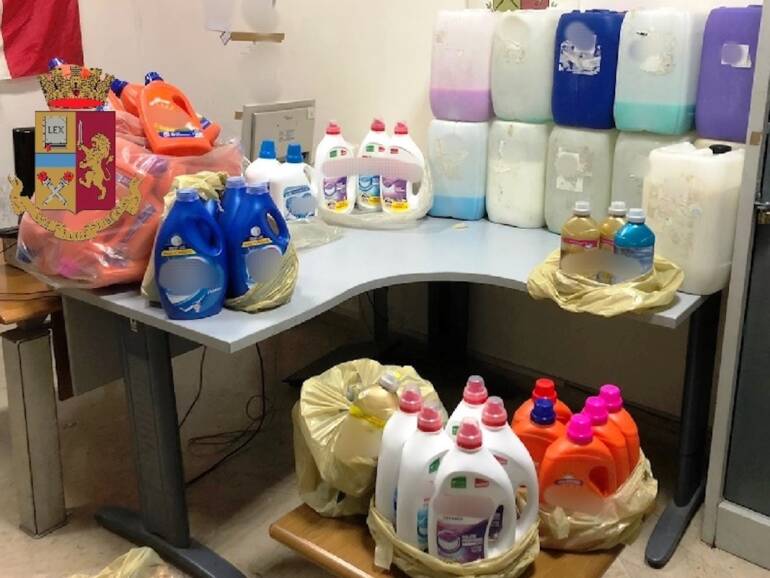 Napoli, scoperto al Buvero il deposito dei detersivi contraffatti
