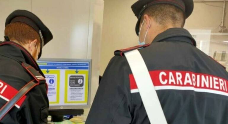 Con documenti falsi alle poste per il reddito di cittadinanza: arrestato