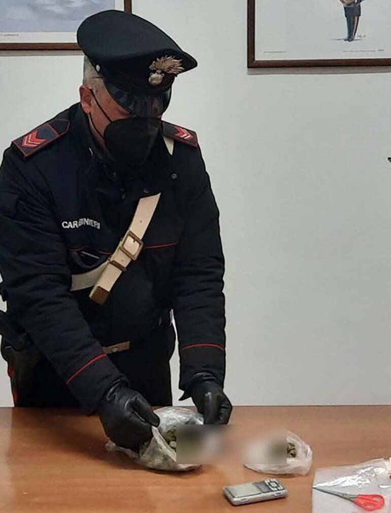 Sorrento, investe carabiniere per scappare con la droga: 19enne in manette