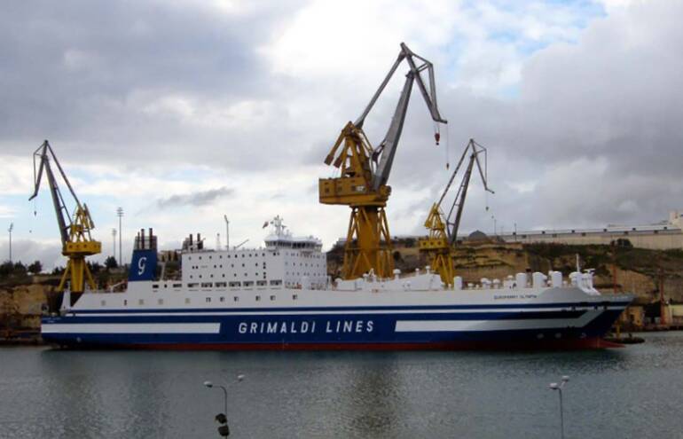 Incendio a bordo di una nave della Grimaldi Lines: in salvo 288 persone