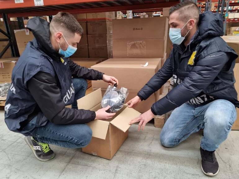 Sequestrati 6 milioni di falsi Made in Italy realizzati in Cina, Turchia e Pakistan