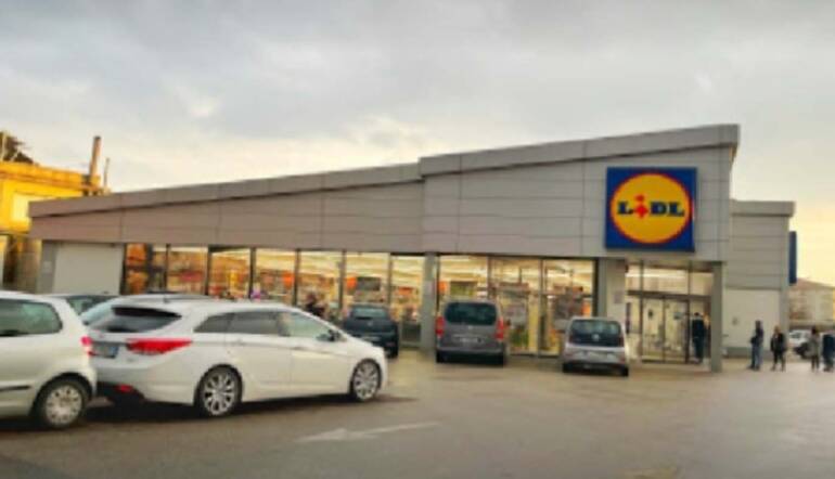 Furto al supermercato Lidl di Caserta: arrestato un 19enne rumeno, denunciata una 16enne