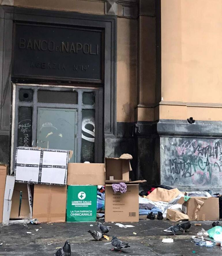 La Galleria Principe di Napoli, un residence abusivo per senza tetto: ovunque cartoni, urina ed escrementi