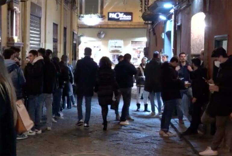 Napoli, il Questore chiude 2 bar della movida di Chiaia