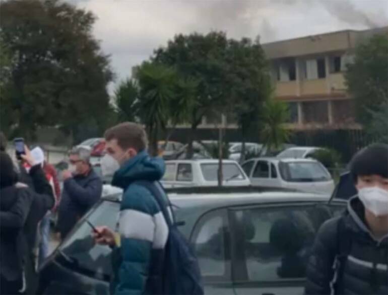Incendio a scuola, studenti evacuati. Paura al Liceo Garofano di Capua.