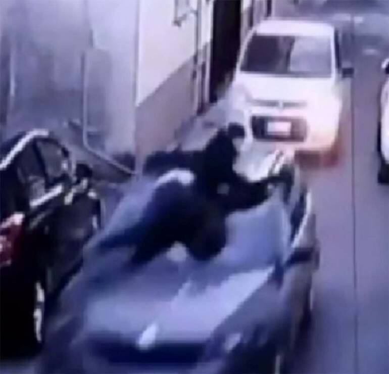 Ladri incontrano un campione di arti marziali, è fuga da film: aggrappato al parabrezza dell’auto. IL VIDEO