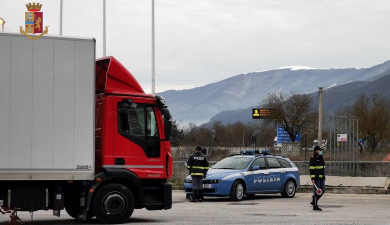 Violenta colluttazione tra camionisti: ferito un poliziotto che aveva tentato di sedare la lite