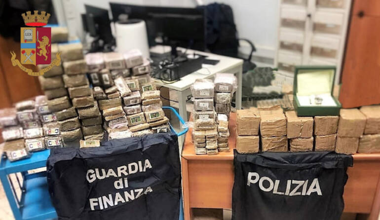 Marano, 100 chili di droga nella legnaia: 2 arrestati e un denunciato
