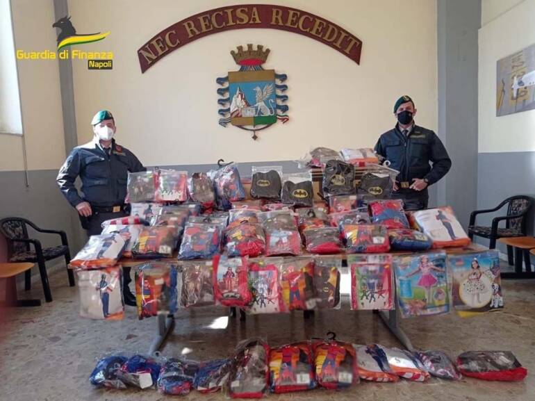 Napoli, sequestrati oltre 1 milione di articoli di carnevale contraffatti e pericolosi: 25 denunce