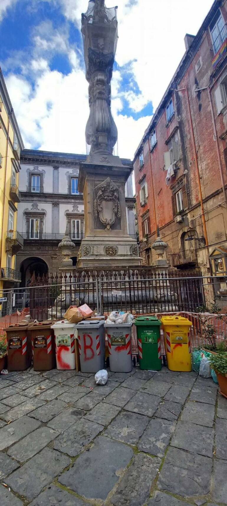 Napoli, bidoni e monnezza davanti l’Obelisco di San Gennaro