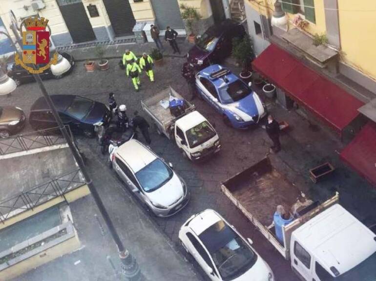 Napoli, rimossi paletti e fioriere abusive al Buvero