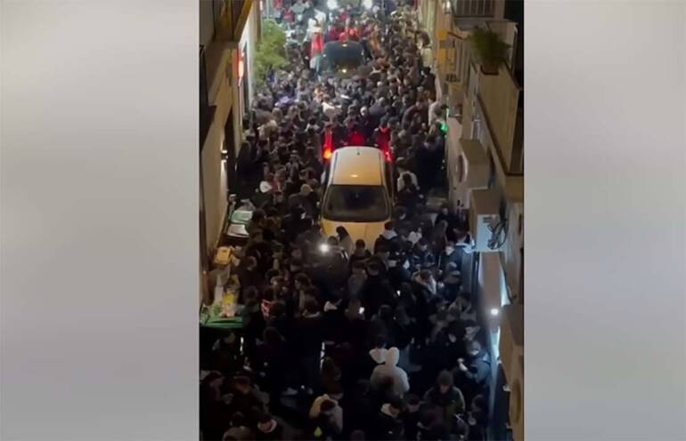 Napoli, movida senza controllo a Chiaia: I residenti intrappolati nel fiume umano di Vico Belledonne. IL VIDEO