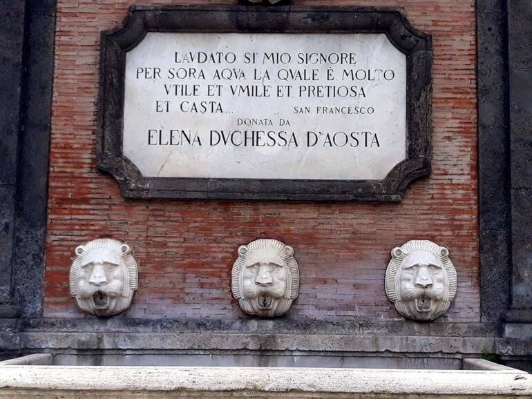 Napoli, la Fontana della Duchessa a Capodimonte ridotta ad una pattumiera