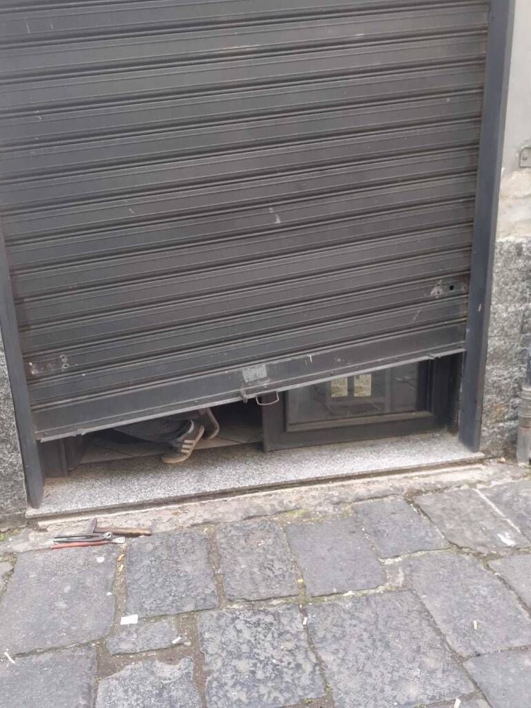 Napoli, furto nel negozio di barbiere in via Duomo. Il titolare: “È la seconda volta in due anni”