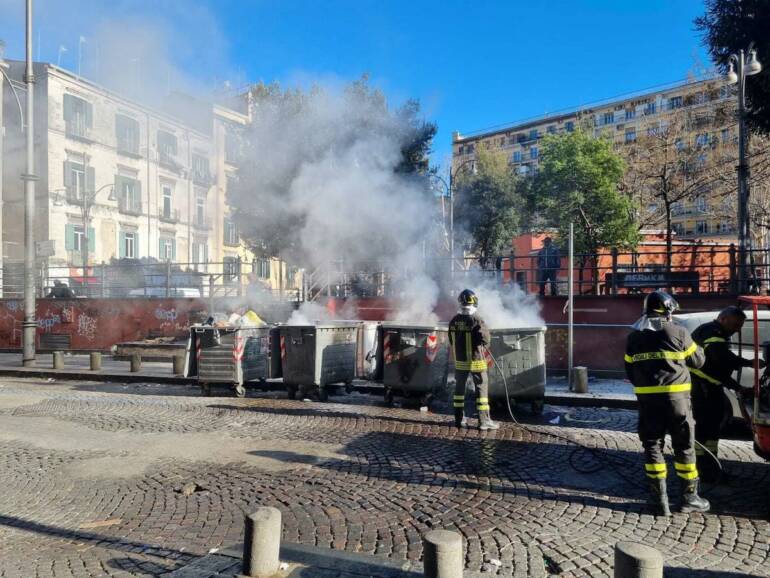 Napoli, cassonetti dati alle fiamme a Piazza Cavour: intervengono i Vigili del Fuoco