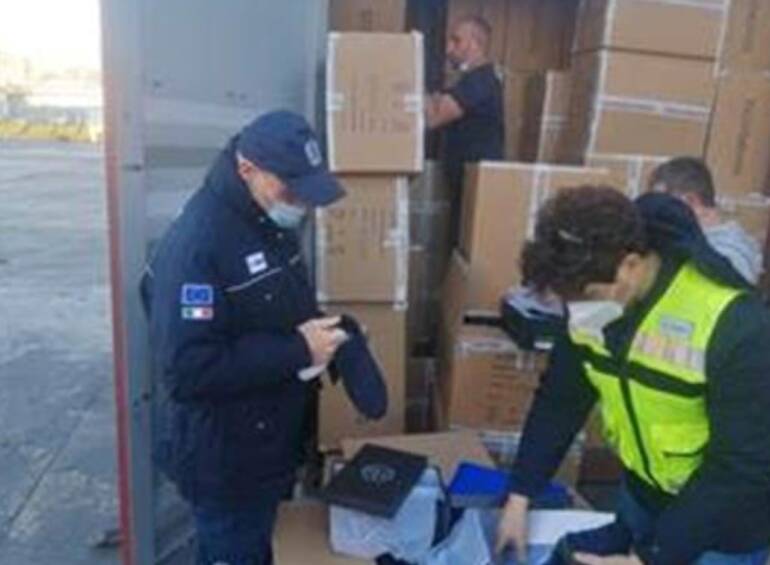 Napoli, sequestrate nel porto oltre 14mila scarpe contraffatte