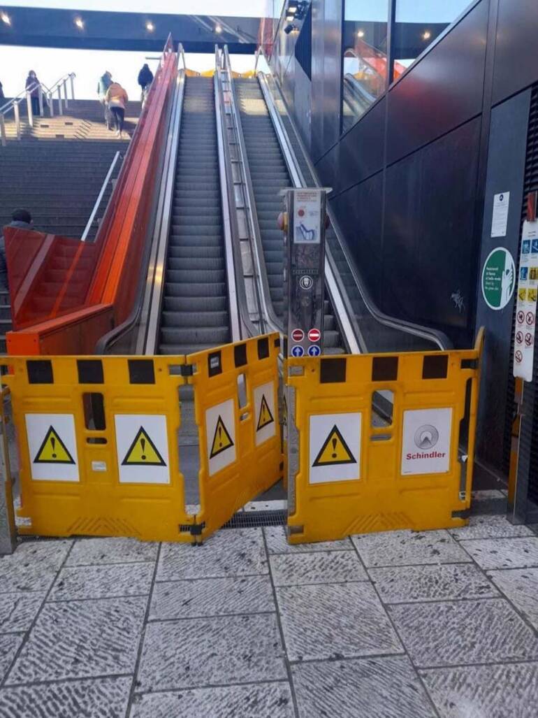 Napoli, le scale (im)mobili della Stazione di Piazza Garibaldi guaste da più di un anno