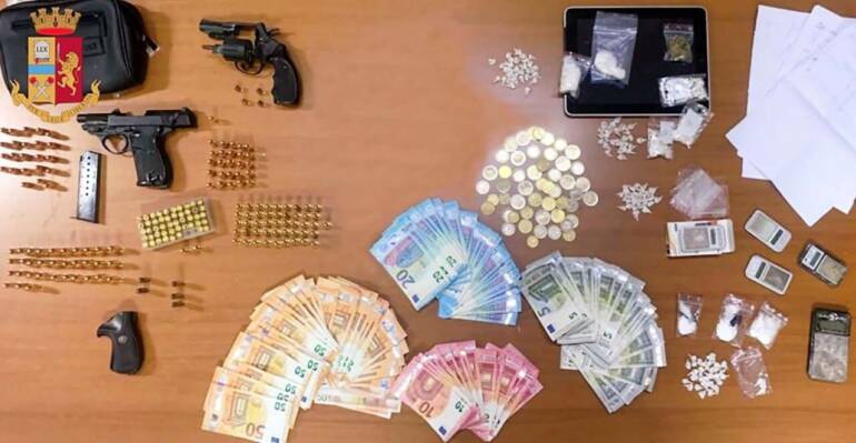 Napoli, piazza di spaccio in vico della Pace: presi 2 pusher