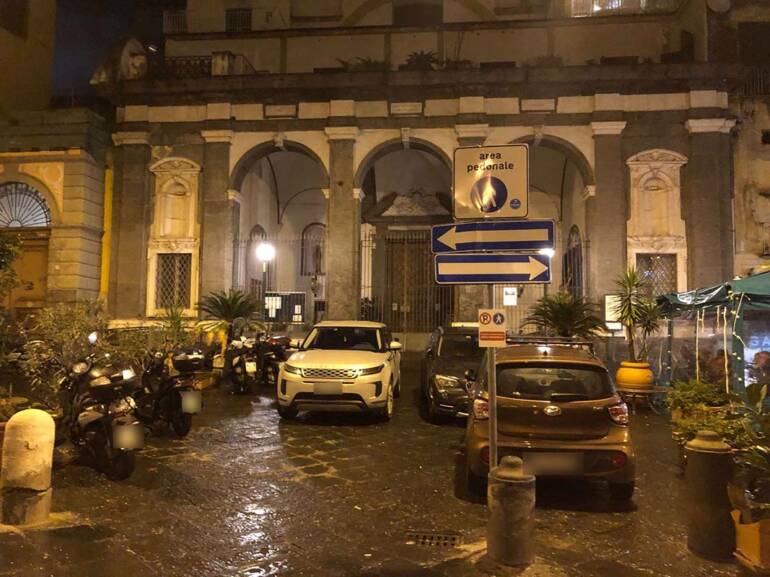 Napoli, piazzetta Ascensione trasformata in parcheggio abusivo