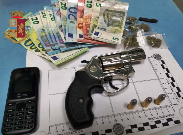 Afragola, in giro con un revolver e droga: presi due giovanissimi