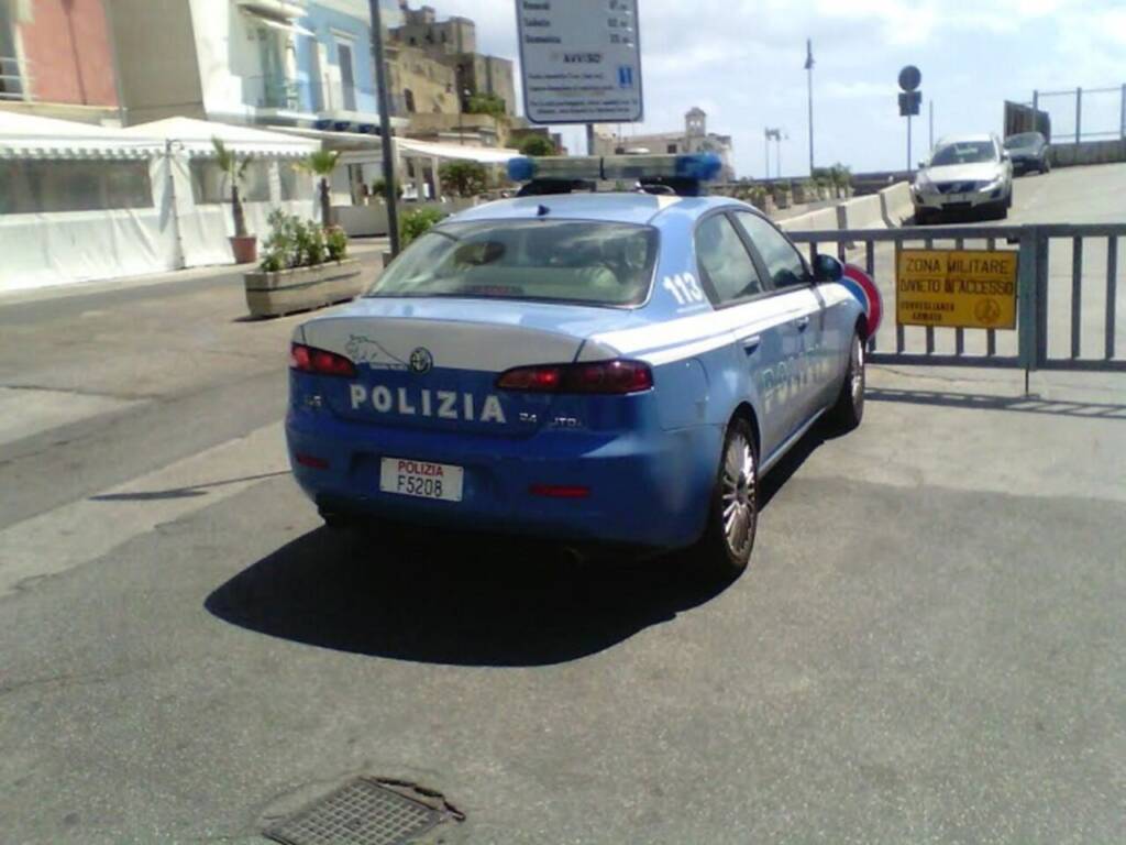 Pozzuoli, la polizia passa al setaccio il rione Toiano: oltre 100 identificati