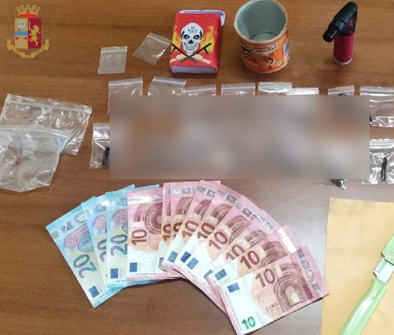 Pozzuoli, 60enne spacciava sotto casa: arrestato