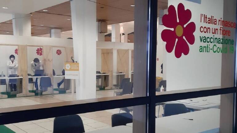 Raid vandalico nel centro vaccinale di Afragola, il sindaco: “Intollerabile”