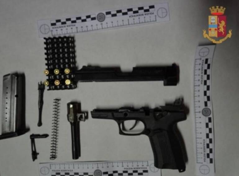 Salerno, droga e arma da guerra in auto: ai domiciliari padre e figlia