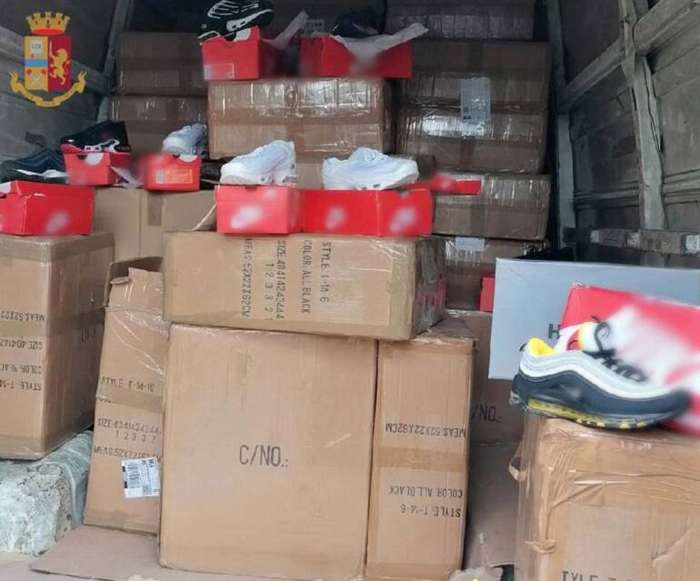San Giuseppe Vesuviano: sorpreso con scarpe e borse contraffatte. Denunciato