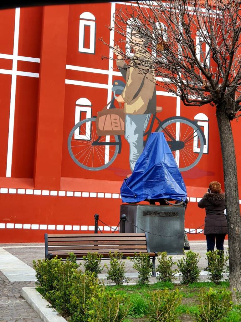 San Giorgio, “Buon compleanno Massimo”. La sua città lo celebra con un monumento a lui dedicato e una targa sulla facciata del palazzo dove nacque nel 1953.