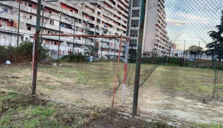 Napoli, i fratelli Letizia sponsor del campetto di Scampia ma il Comune non dà l’ok
