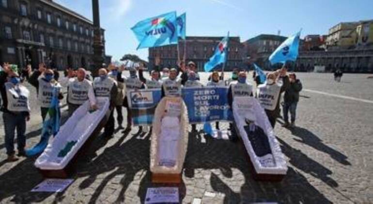 Sicurezza sul lavoro: tre bare in piazza a Napoli
