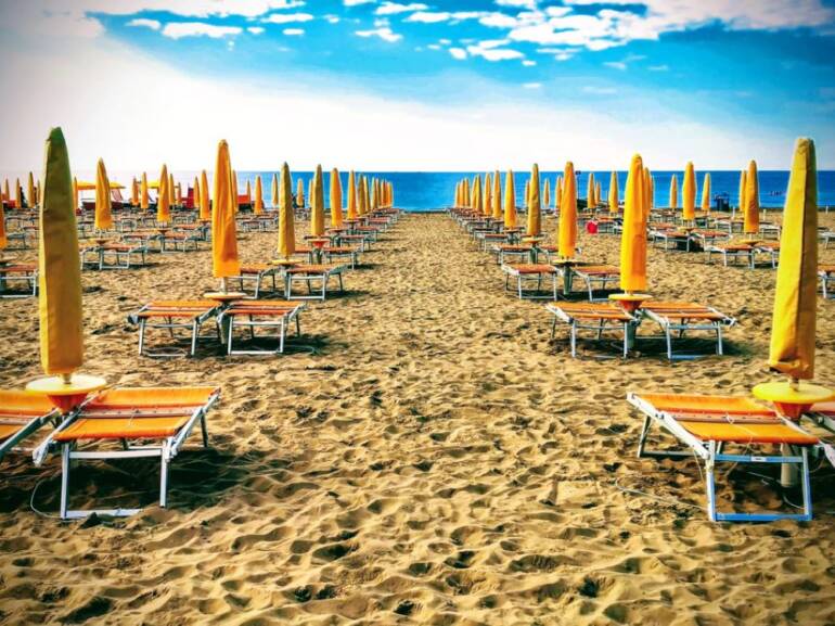 Spiagge inaccessibili se costo dell’ombrellone è 100 euro”, la protesta di Udicon