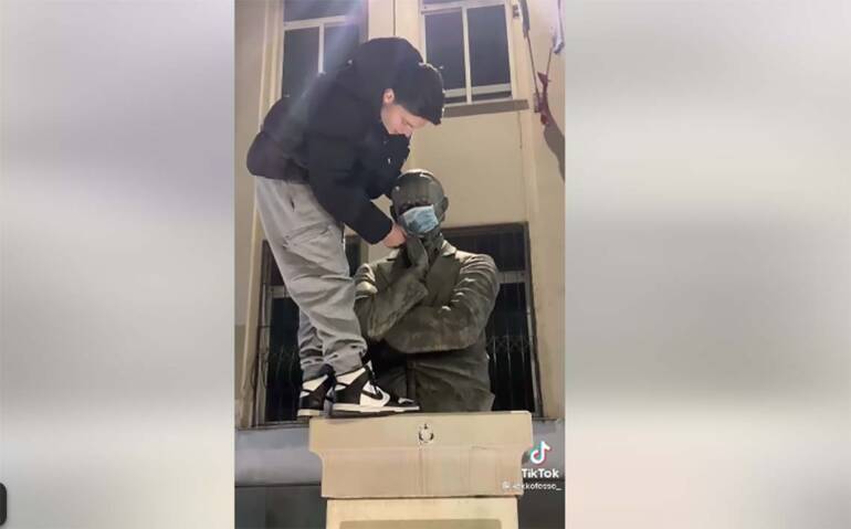 Vandalizzata la statua di Totó a Casalnuovo: IL VIDEO