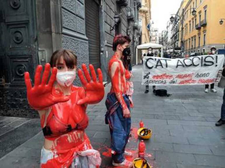 Napoli, studenti si versano vernice rossa addosso davani la sede del Pd