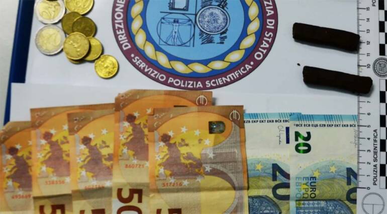 Teano, in auto senza patente né assicurazione: ma aveva la droga e 300 euro