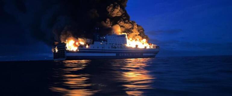 Incendio traghetto Euroferry Olympia: salvati due passeggeri, ora si cercano gli 11 dispersi