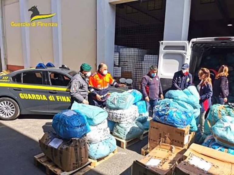 Napoli, la Guardia di Finanza dona 6mila capi di abbigliamento alla Protezione Civile