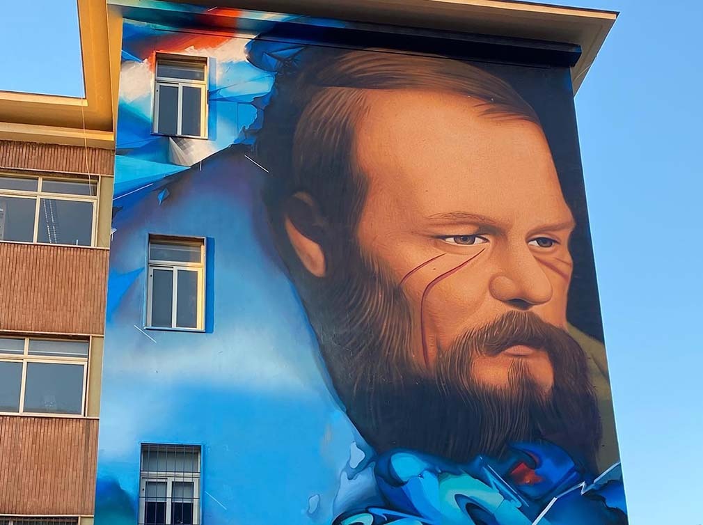 Putin elogia il murales di Dostoevskij di Jortit